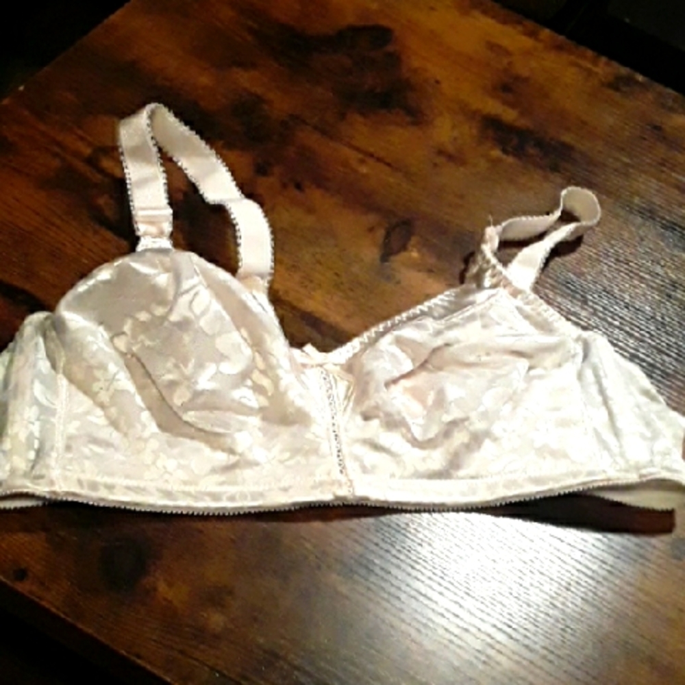 NWOT 40B Bali Champagne Colored Wirefree Unpadded Beautiful Bra